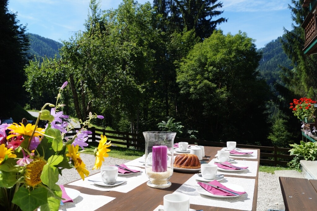 Der große Esstisch auf der Terrasse beim Ferienhaus Theirsee