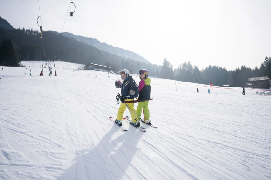 Kinder im Schlipplift beim Skifahren