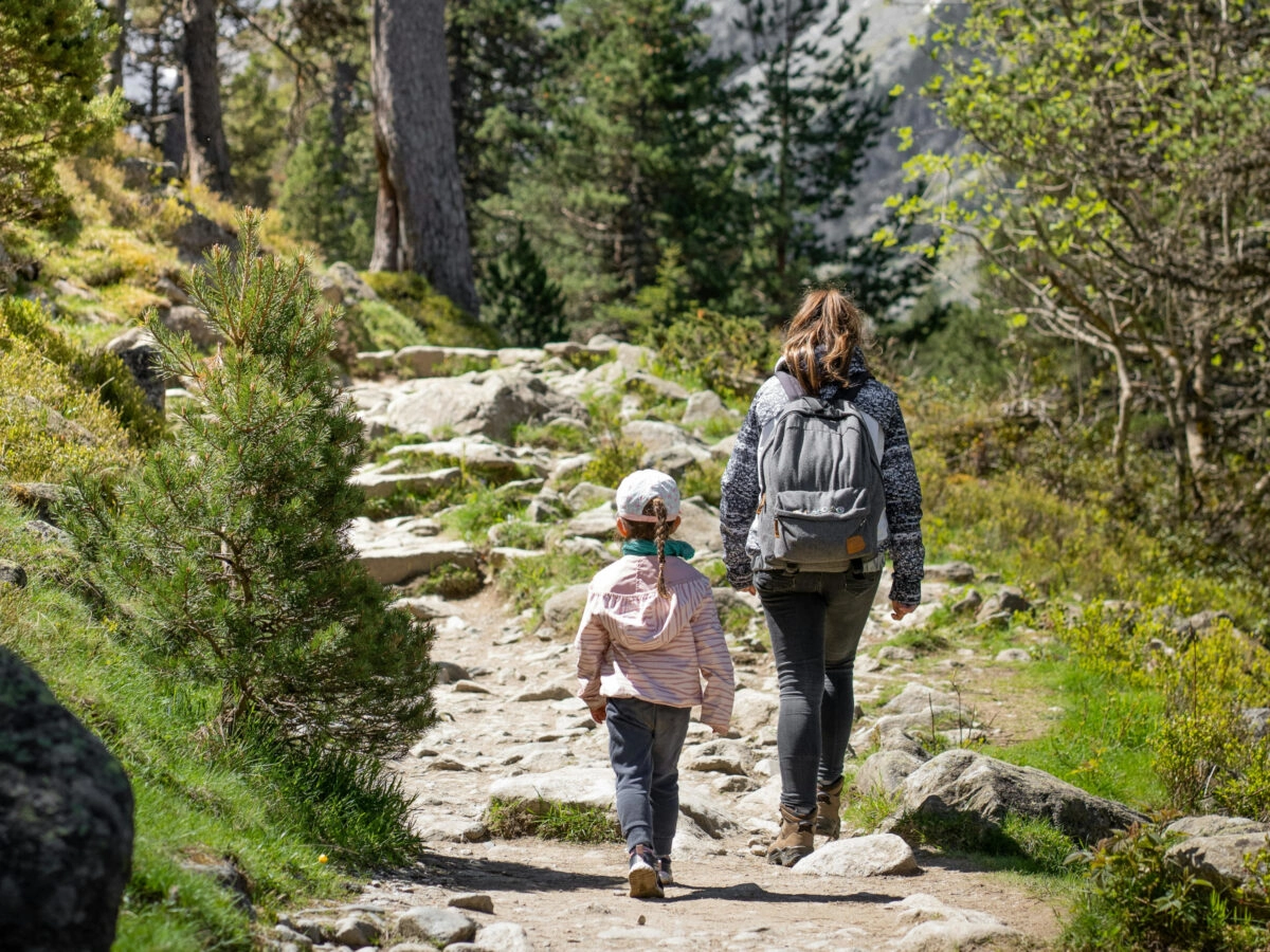 Wandern in Tirol - Frau mit Kind @ Pexels.com | Clement Proust